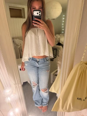 Ljusa slitna jeans från Gina Tricot - Säljer ett par ljusblå jeans från Gina Tricot i storlek S. Dem är helt oanvända! Säljer för dem är lite för små och kommer ej till avändning 💗 Jeansen har raka ben, hög midja och slitningar vid knäna och låret för en trendig look. Perfekta för dig som gillar en avslappnad och cool stil.