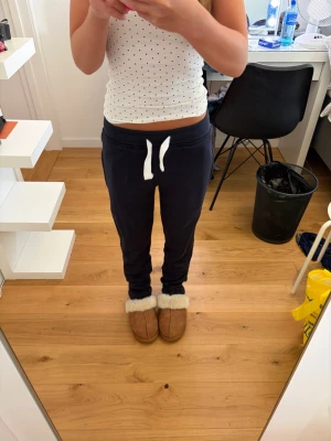 Mjukisbyxor från russemerch - Mjukisbyxor från russemerch i modellen unisex storlek XXS. Säljs då jag köpte fel modell men endast använda en gång så väldigt fint skick. En ficka på rumpan och dragkedje fickor på sidorna. Även band längst ner på benet och runt midjan.
