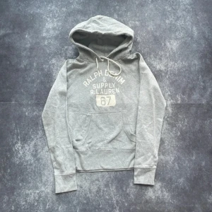 Polo Ralph Lauren Denim & Supply grå vintagehoodie för kvinnor i storlek M - Bekvämt bomullsmaterial och högkvalitativ 2000-talsdesign! Mått: Armhåla till armhåla: 45 cm Längd från kragen: 55 cm Ärmlängd från axeln: 69 cm  Skickas inom 24 timmar Spara på priset och frakten genom att sätta ihop ett paket  Mer information finns på min profil 11-268