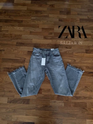 Grå ZARA Jeans - Flared Fit - ZARA Jeans Flared Fit – Storlek 40 – Helt nya  Stilrena Zara jeans i trendig flared fit-modell med snygg grå tvätt. Smal passform upptill med utsvängda ben som ger en modern och elegant look. Perfekta för både vardag och mer uppklädda outfits. Jeansen är helt nya och aldrig använda, med originaltagg kvar.  ✅ Märke: Zara ✅ Modell: Flared Fit ✅ Storlek: 40 ✅ Färg: Grå ✅ Skick: Nytt skick (oanvända)  📦 Snabb leverans – skickas samma dag (om ej hindr.) 📩 Kontakta vid frågor.