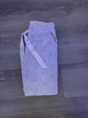 Rosa mjuka loungewear-byxor - Supersköna loungewear-byxor i ljusrosa med hjärtmönster. Mjuka och fluffiga med snöre, storlek S, ganska tjocka, Från new Yorker. Knappt använda och helt rena.
