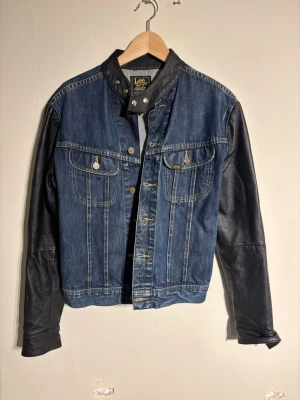 Lee overshirt - Hej! Säljer nu min overshirt från märket Lee , storlek M bra skick, allt på bilden ingår. Tveka inte på att höra av dig om du har frågor eller funderingar kring overshirten!