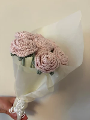 Virkade rosa rosbukett - 7 rosa rosor 