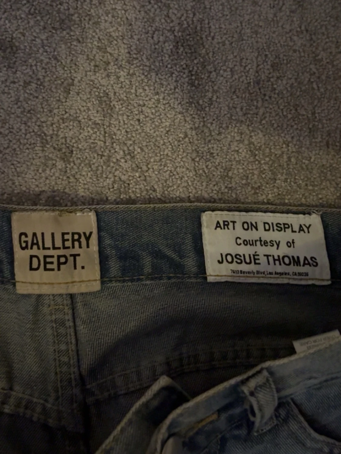 Grå jeans med färgstänk och slitningar - 2