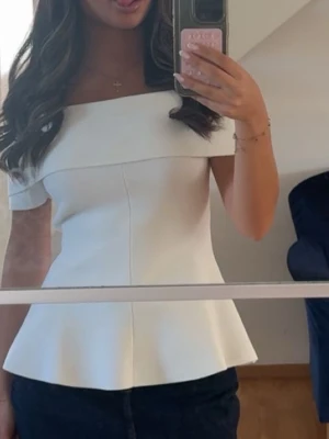 Vit offshoulder topp med volang - Otrolig fin topp ifrån Zara i lite tjockare material!! Men tyvärr inte kommer till användning, använt 1 gång🥹💞
