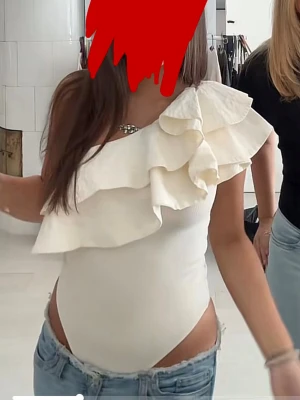 Vit one shoulder body med volang - Zara asymmetrisk volangbody, storlek M. Köpt via Sellpy men har aldrig kommit till användning av mig. I mycket fint skick. Materialet är stretchigt. Slutsåld och populär modell. 349 kr eller bud. Bilden är på min kompis❤️