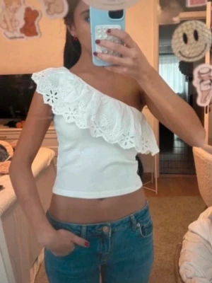 Sommar topp - Vit cool topp från Zara, passar mig med S, pris kan diskuteras💞