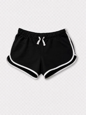 Svarta shorts med vit kant och snörning - Säljer ett par svarta shorts med vit kant och snörning i midjan. De har en sportig look och är perfekta för varma dagar. Tillverkade i mjukt material som känns skönt mot huden. Passar dig som gillar en avslappnad och enkel stil.