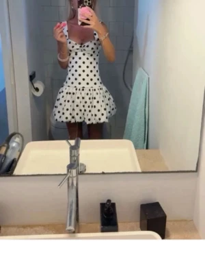 Vit kort prickig klänning Zara - Superfin poppis klänning. Använd ca 2 gånger 