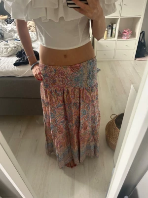 Söt långkjol - En jättefin färgglad långkjol från lululia. Knappt använd bara ca 1-2 gånger💕(väldigt strechig)