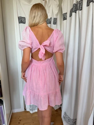 Rosa kort klänning med puffärm - söt rosa klänning i strl S, vet ej vart den är ifrån. använd fåtal gånger inget som syns