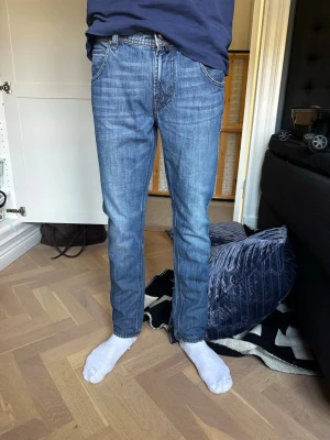 Blåa jacob cohen jeans  - Säljer ett par blå jacob cohen jeans med rak passform och normal midja.