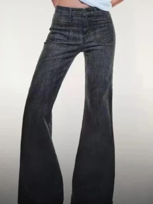 Svarta bershka jeans - Assnygga högmidjade flare jeans ifrån bershka i storlek 34☺️slutsålda