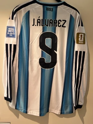 Argentina Vm 2026 J, Alvarez - En Argentina Long sleeve Vm 2026 Alvarez spelar version, storlek L helt ny 