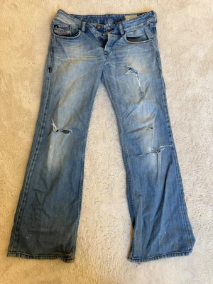 Jeans - Snygga lågmidjade jeans. Köpta från vinted. Dom ser lite använda ut men fortfarande toppen skick! Vintage!