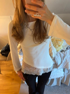 Vit långärmad topp med spetskant - ÄLSKAR DEN HÄR!! Desvärre är den för kort i ärmarna för mig. Liten sminkfläck på vänster bröst… —> se bild 2!!