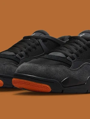 Svarta sneakers med orange sula - Säljer ett par snygga Nike Air Jordan 4 RM Black Starfish (HF8126-001) i mycket fint, nästintill nyskick.  Skorna köptes i New York i vintras och har använts sparsamt. Passformen är normal.  Fakta: - Modell: Nike Air Jordan 4 RM Black Starfish - Färg: Black / Starfish (svart/orange) - Artikelnummer: HF8126-001 - Storlek: US 9.5 / EU 43 - Skick: Mycket fint, nästintill nyskick - Oanvända orangea originalsnören medföljer - Kartong medföljer ej