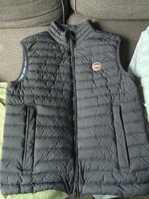 Navy blue dunväst från Colmar - Riktigt fräsch och snygg commar bäst i storlek M säljes då jag vuxit ur den, haft den sedan förra våren men den är sparsamt använd och därav i ett riktigt bra skick.