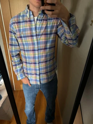 Rutig Ralph Lauren Skjorta - Utmärkt skick, inga defekter.                                              Skriv vid frågor eller funderingar!                                   Kolla gärna in profilen för fler liknande plagg!