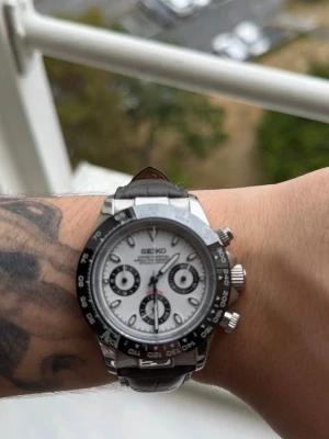 Seiko Chronograph Daytona - Seiko Mod, 31mm, två band kommer orginal av rubber och en på som är äkta läder, Nypris 3500kr