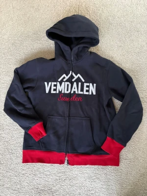 Vemdalen hoodie den utgångs versionen  - En Vemdalen hoodie i storlek 164 i den förra versionen så den går inte att köpa längre i affär 