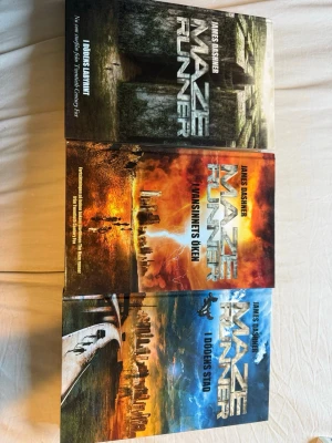 Maze Runner trilogin (3 böcker) - Maze Runner-trilogin av James Dashner på svenska. Böckerna är oanvända och köpte till ett nypris av 399.  Böckerna är riktiga klassiker och perfekta för dig som gillar spännande äventyr.