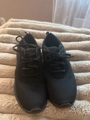 Träningsskor - Snygga svarta sneakers, har aldrig använt dom ute men några gånger på gymmet.