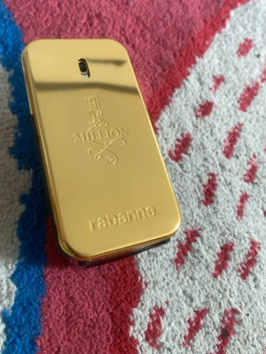 1 Million parfym från Rabanne - Säljer en 1 Million parfym från Rabanne med ikonisk guldfärgad rektangulär flaska och svart botten. Flaskan har en metallisk finish och elegant design med ingraverad logga och text. Perfekt för dig som gillar lyxiga och unika dofter.