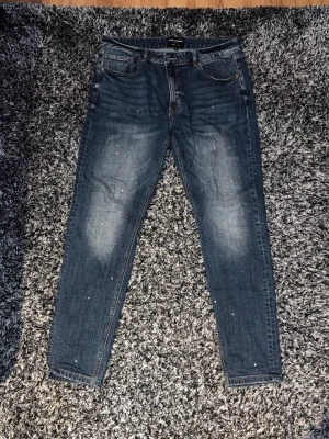Supply & Demand Jeans - Säljer ett par mörkblå slim fit jeans från Supply & Demand. Dom är använda två gånger så dom är helt nya. Pris kan diskuteras 