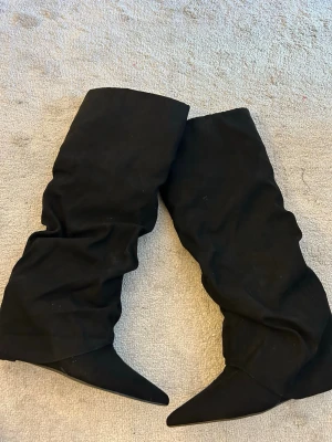 Boots Nelly 37 - Säljer dessa boots från Nelly stl 37, köpt på vinted men har ej kommit till användning, mycket bra skick!