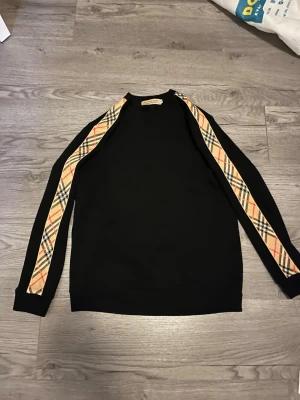 En tröja - Jag säljer en skön burberry tröja med storlek xs. Den är i nytt skick.