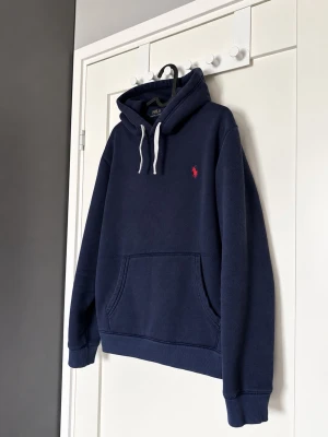 Ralph lauren hoodie  - Marinblå Ralph lauren hoodie i toppskick! Extremt få tecken på användning och har inga märken, skador eller defekter och redo att användas för nytt bruk! Storleken är S, nypris är 2299:- mitt pris är endast 549:-