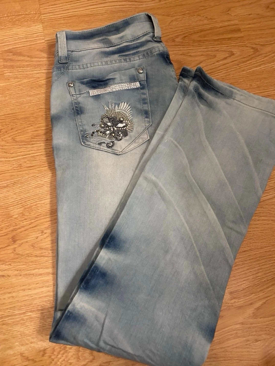 Ljusblå Miss Capri jeans med detaljer - 1
