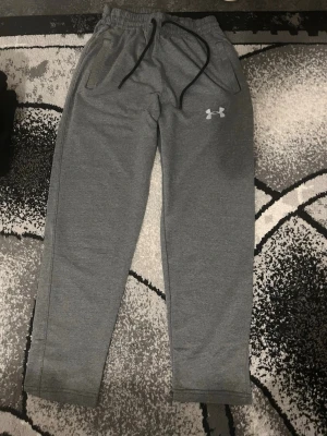 Under Armour mjukisbyxor - Nya mjukisbyxor perfekta till gymmet och annat, i storleken S 