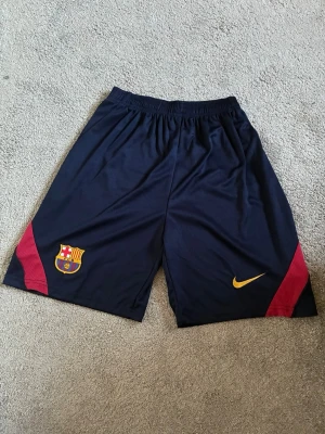 FC Barcelona hemma shorts - FC Barcelona borta tröja, finns i både storlek S och M. Helt ny med tagg kvar 