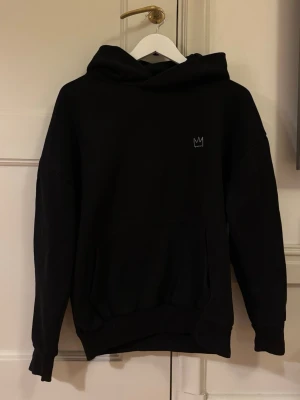  Hov1 merch - Säljer denna hov1 hoodien i storlek S då den inte kommer till användning längre 