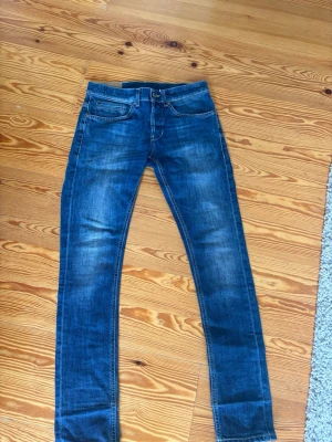 dondup jeans - Säljer ett par dondup jeans, givetvis äkta! De är i storlek Waist 28!) 