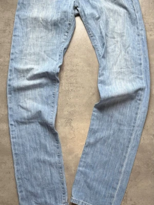 Ljusblå raka jeans från Jacob Cohen - Se bilder för samtliga relevanta mått  Se bild för slitage i skrevet  Skick: Okej Skickas inom 24h  Har du frågor? Skicka iväg ett meddelande, jag svarar snabbt