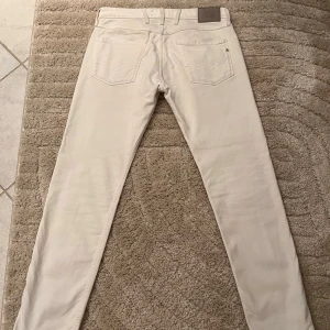 Replay anbass jeans - Säljer nu dessa riktigt feta replay jeans!👏 Skick: 8.5/10🌟 Storlek: W33🤝 Hör gärna av er vid frågor eller funderingar!🤗