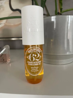 Sol de Janeiro Cheirosa 62 - Sol de Janeiro Cheirosa 62 perfume mist, 90 ml storleken. Köpt för länge sedan och kommer inte till användning! 💓