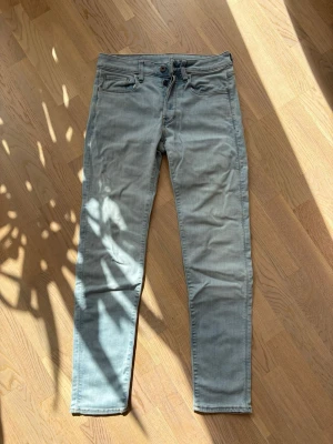 Ljusblå slim fit jeans - Säljer ett par ljusblå slim fit jeans från G-star raw i stl 28/32. Använda men inga tecken på användning.