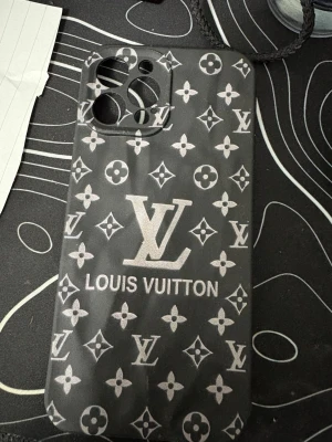 L”v phone case - Passar 12 pro Max lite tight fast funkar kanske även 11 pro Max inte 100%