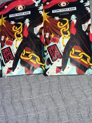 On That Ass kalsonger Illusion - Säljer två förpackningar kalsonger från On That Ass i modellen Illusion. 75kr styck Färgglad och unik design med illustrationer i rött, gult, svart och vitt. Förpackningarna är märkta med Originals och har en cool grafisk stil som sticker ut.