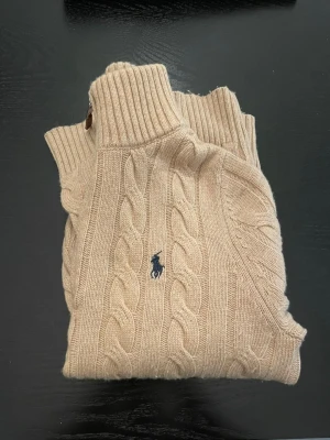 Beige kabelstickad tröja Polo Ralph Lauren - Kabelstickad beige tröja från Polo Ralph W58 L47