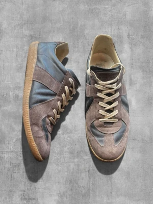 Maison Margiela GATS  - Maison Margiela GATS | Storlek: 42 | Färg: Bruna | Skick: Bra | Skickas snabbt, kan gå ner i pris vid snabb affär!  Välanvända och därför priset, men fortfarande mycket kvar att ge  ActiveResell | GAT-001