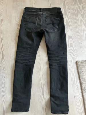 Nudie jeans lean dean - Snygga nudie slim fit(Lean dean) jeans med diskreta slitningar och klassisk femficksdesign. Jeansen har raka ben och normal midja, perfekta för en trendig och avslappnad stil. Materialet är mjukt och stretchigt för extra komfort. Tags finns. Be om bild för bevis. W29 L30