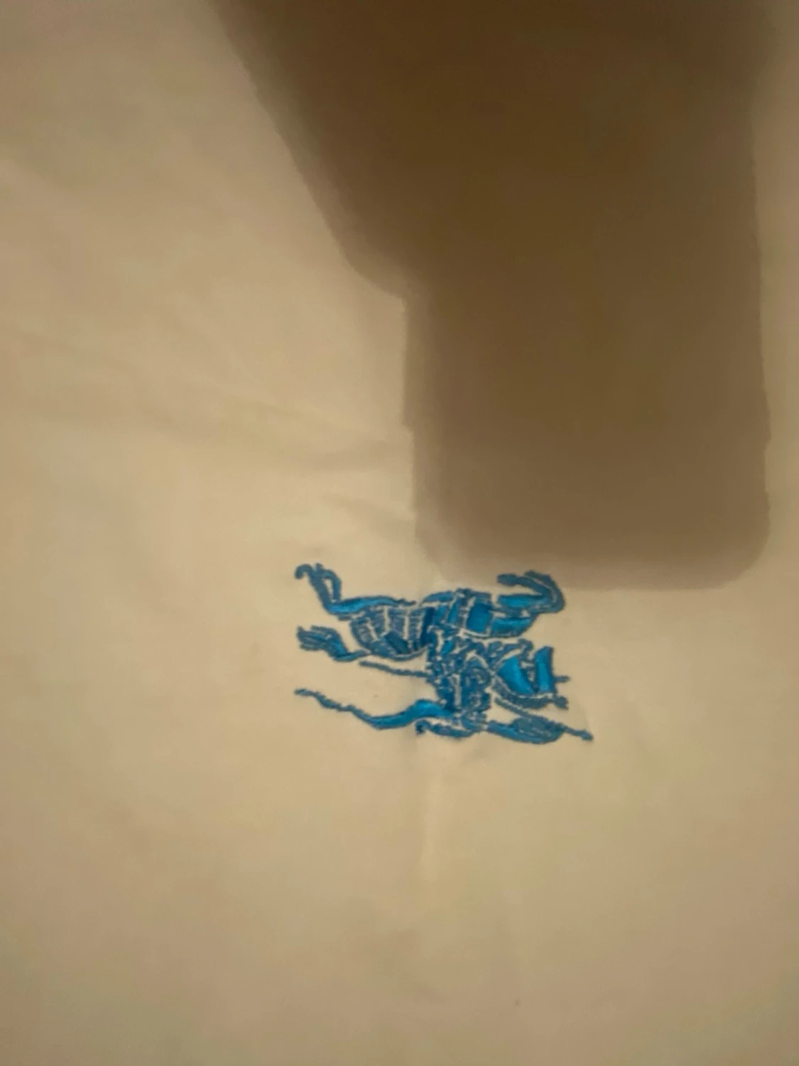 Vit Burberry  t-shirt med blått broderi - 1