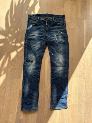 Mörkblå dsquared2 jeans med färgstänk - snygga dsquared2 jeans i stl 48. Mycket bra skick