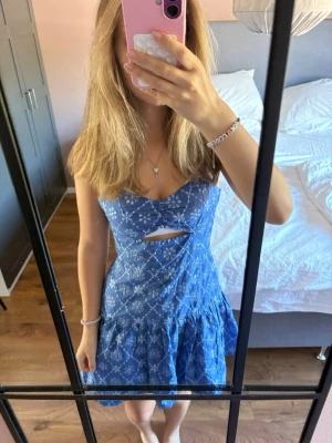 Blå trendig zara klänning - VIKTIGT! Kjolen på klänningen är omsydd, så att det inte är en ballongkjol längre. Har försökt visa så gott de går på de sista bilderna. Men skriv gärna till mig vid frågor