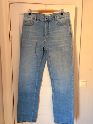 Blåa raka jeans - Säljer ett par ljusblå just junkies jeans med rak passform. Storlek - W33 L34. Klassisk femficksmodell med dragkedja och knapp framtill. Modellen är Curtis mondo blue